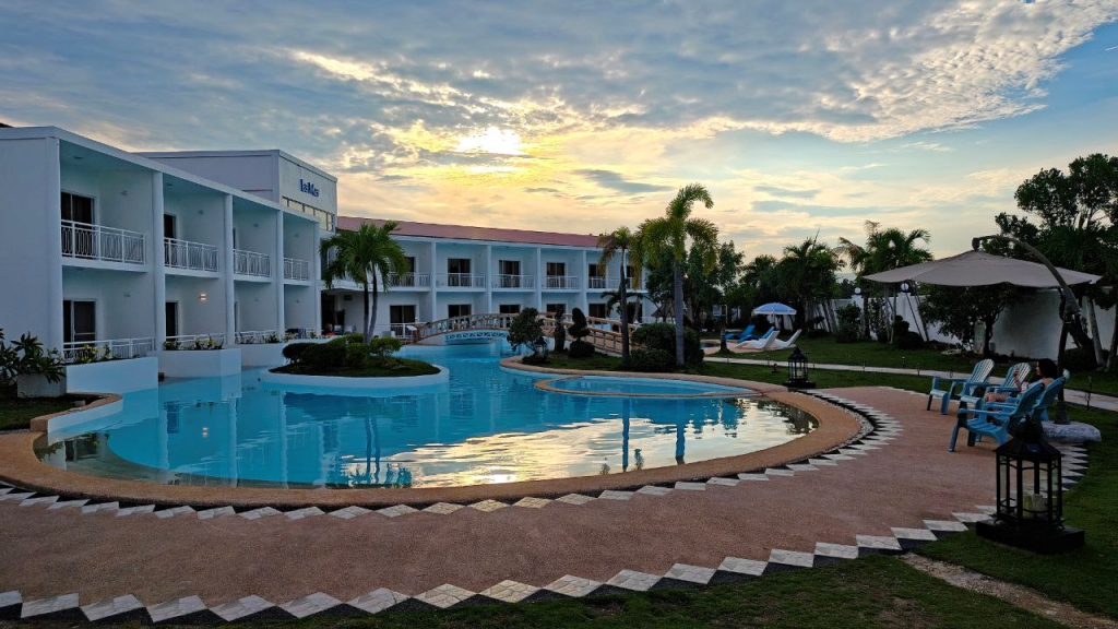 フィリピン留学 Cebu21 - EV La Mer Campus-Pool-1
